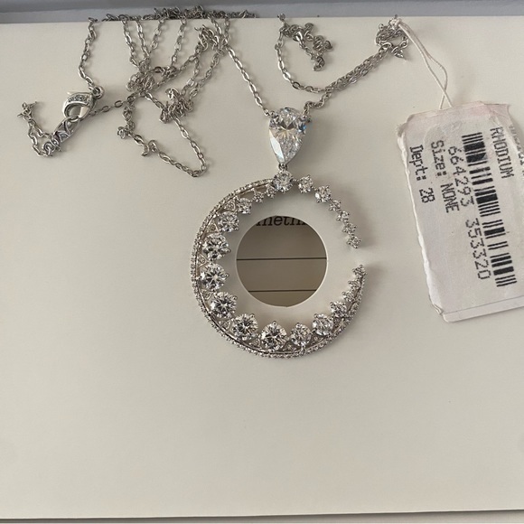 Jewelry - NWT beautiful Pedant Necklace with Swarovski Crystal